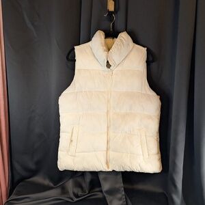 Old Navy Puffer Vest in Cream - Size Large